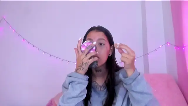 Snapshot of Abby_roussee chatting on October 21, 1:01 pm Abby roussee online show from October 21, 1:01 pm