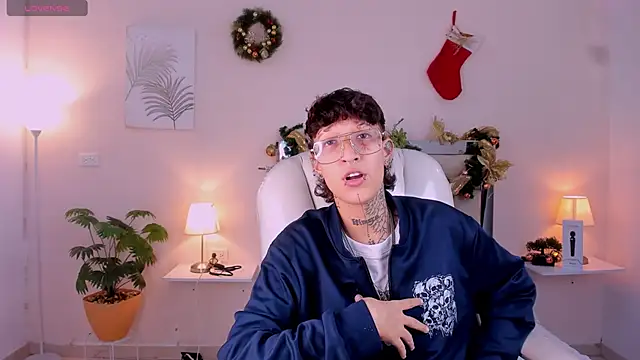 Snapshot of Luci_Rose chatting on November 20, 3:18 am Luci Rose online show from November 20, 3:18 am