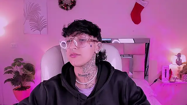 Snapshot of Luci_Rose chatting on January 7, 2:47 am Luci Rose online show from January 7, 2:47 am