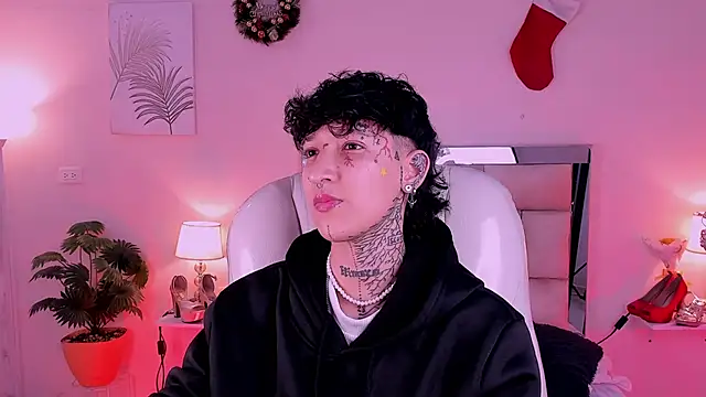 Snapshot of Luci_Rose chatting on January 10, 2:46 am Luci Rose online show from January 10, 2:46 am