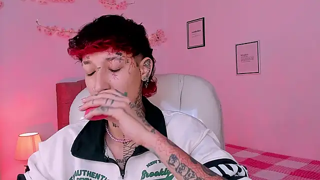 Snapshot of Luci_Rose chatting on February 14, 2:30 am Luci Rose online show from February 14, 2:30 am