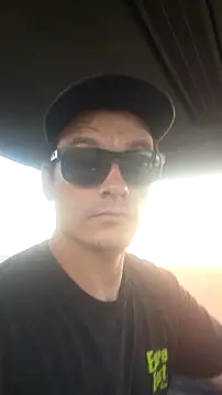 Snapshot of twistafatpipe chatting on September 29, 11:31 pm twistafatpipe online show from September 29, 11:31 pm