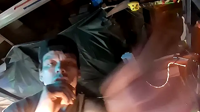 Snapshot of twistafatpipe chatting on September 30, 11:37 am twistafatpipe online show from September 30, 11:37 am