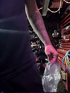 Snapshot of twistafatpipe chatting on October 5, 11:02 pm twistafatpipe online show from October 5, 11:02 pm