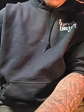 Snapshot of twistafatpipe chatting on October 10, 8:02 am twistafatpipe online show from October 10, 8:02 am