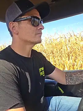 Snapshot of twistafatpipe chatting on October 16, 5:47 pm twistafatpipe online show from October 16, 5:47 pm