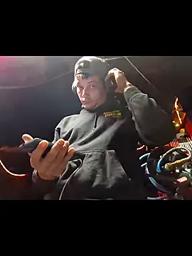 Snapshot of twistafatpipe chatting on October 17, 5:54 am twistafatpipe online show from October 17, 5:54 am