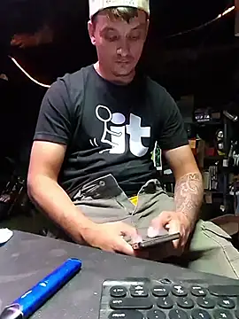 Snapshot of twistafatpipe chatting on October 18, 9:48 pm twistafatpipe online show from October 18, 9:48 pm