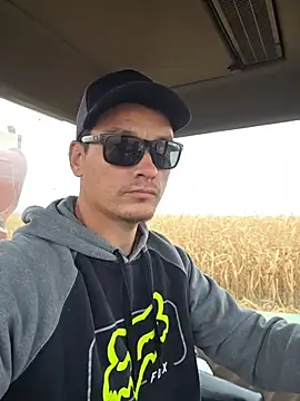 Snapshot of twistafatpipe chatting on October 25, 3:07 pm twistafatpipe online show from October 25, 3:07 pm