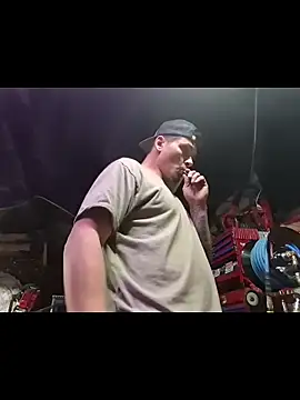 Snapshot of twistafatpipe chatting on October 28, 1:20 am twistafatpipe online show from October 28, 1:20 am