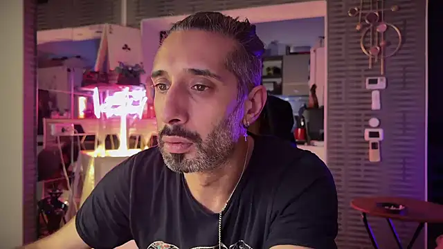 Secret Lovers1 online show from January 18, 8:01 pm