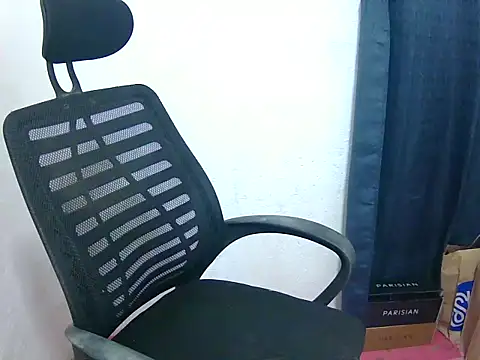 B-e-l-l-e online show from October 7, 7:05 am