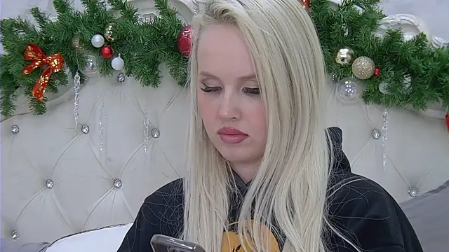 Snapshot of EllieFrosty_ chatting on December 15, 2:21 pm EllieFrosty online show from December 15, 2:21 pm