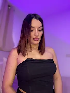 Bella-taylorr online show from May 11, 11:38 am