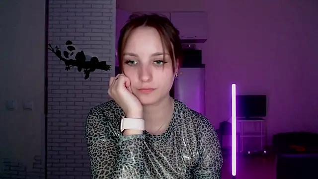 Snapshot of Leonaalove chatting on April 2, 5:32 pm Leonaalove online show from April 2, 5:32 pm