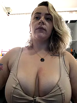 Snapshot of CurvyLust_x chatting on October 17, 4:20 pm CurvyLust x online show from October 17, 4:20 pm