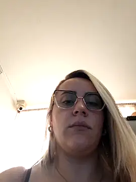 Snapshot of CurvyLust_x chatting on October 27, 3:05 pm CurvyLust x online show from October 27, 3:05 pm