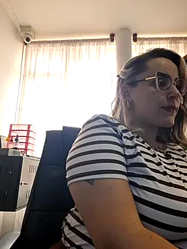 Snapshot of CurvyLust_x chatting on November 4, 5:01 pm CurvyLust x online show from November 4, 5:01 pm