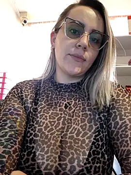 Snapshot of CurvyLust_x chatting on December 5, 1:31 pm CurvyLust x online show from December 5, 1:31 pm