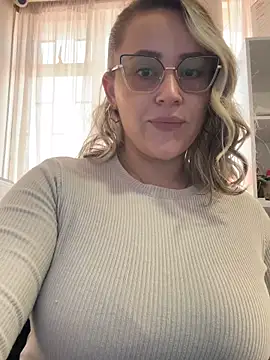 Snapshot of CurvyLust_x chatting on December 16, 1:38 pm CurvyLust x online show from December 16, 1:38 pm