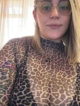 Snapshot of CurvyLust_x chatting on December 17, 1:39 pm CurvyLust x online show from December 17, 1:39 pm