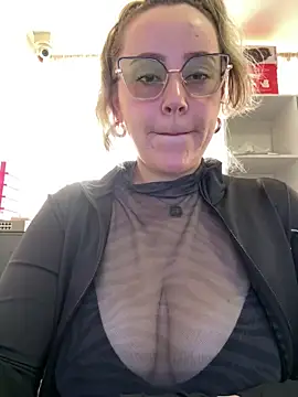 Snapshot of CurvyLust_x chatting on February 9, 3:38 pm CurvyLust x online show from February 9, 3:38 pm