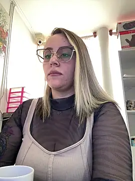 Snapshot of CurvyLust_x chatting on February 17, 2:46 pm CurvyLust x online show from February 17, 2:46 pm