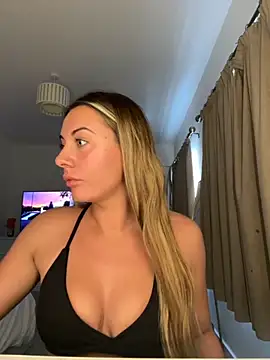 Snapshot of Scarlettroseeee chatting on October 11, 3:32 pm Scarlettroseeee online show from October 11, 3:32 pm