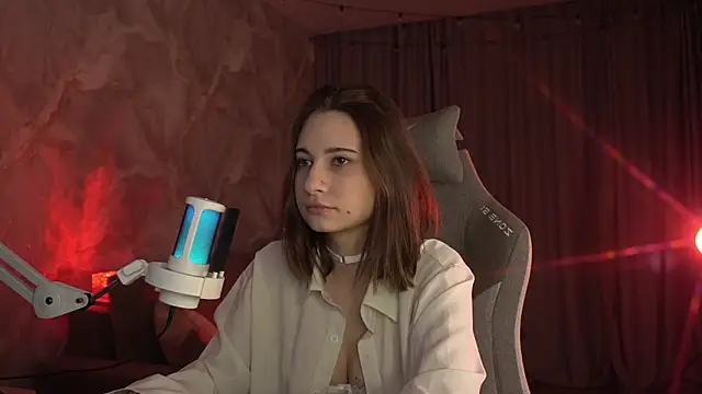 Snapshot of LumeNova chatting on February 15, 12:51 am LumeNova online show from February 15, 12:51 am