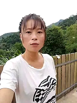 Snapshot of linda_bae00 chatting on October 6, 1:47 am linda bae00 online show from October 6, 1:47 am