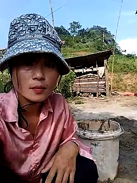 Snapshot of linda_bae00 chatting on October 12, 1:37 am linda bae00 online show from October 12, 1:37 am