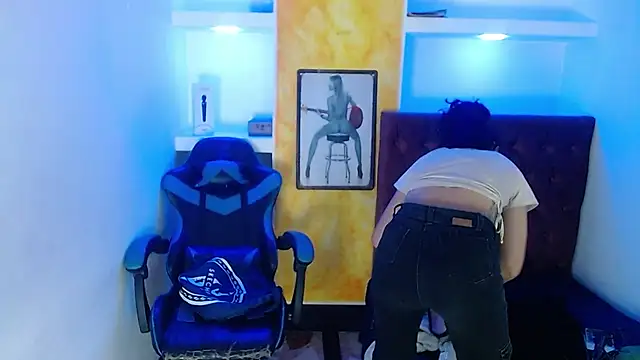 Snapshot of alison_moon7 chatting on September 18, 1:35 pm alison moon7 online show from September 18, 1:35 pm