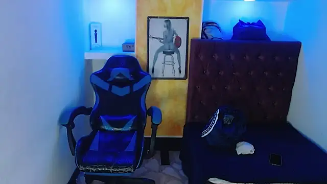 Snapshot of alison_moon7 chatting on September 19, 12:28 pm alison moon7 online show from September 19, 12:28 pm