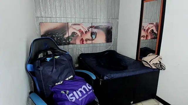 Snapshot of alison_moon7 chatting on October 2, 12:01 pm alison moon7 online show from October 2, 12:01 pm