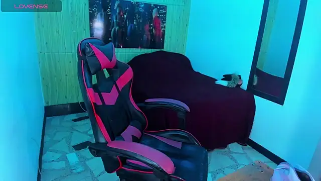 Snapshot of alison_moon7 chatting on October 4, 12:03 pm alison moon7 online show from October 4, 12:03 pm