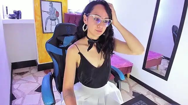 Snapshot of alison_moon7 chatting on October 10, 12:37 pm alison moon7 online show from October 10, 12:37 pm