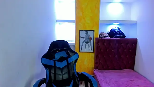 Snapshot of alison_moon7 chatting on October 20, 11:21 am alison moon7 online show from October 20, 11:21 am