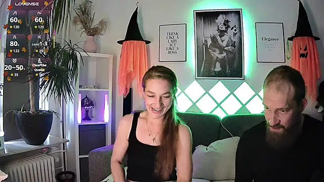 XBellaXundXUweX online show from October 8, 8:45 am