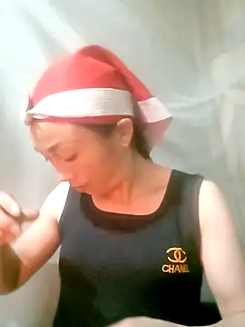 Snapshot of lucybaby00 chatting on December 1, 2:33 pm lucybaby00 online show from December 1, 2:33 pm