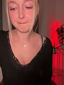 Snapshot of emilypeperoni chatting on March 3, 8:04 pm emilypeperoni online show from March 3, 8:04 pm