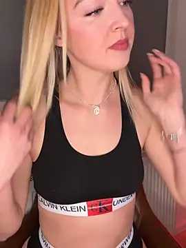 Snapshot of emilypeperoni chatting on March 22, 4:54 pm emilypeperoni online show from March 22, 4:54 pm