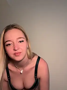 Snapshot of emilypeperoni chatting on March 26, 12:11 pm emilypeperoni online show from March 26, 12:11 pm