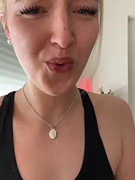 Snapshot of emilypeperoni chatting on March 27, 11:10 am emilypeperoni online show from March 27, 11:10 am