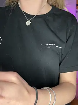 Snapshot of emilypeperoni chatting on April 5, 5:54 pm emilypeperoni online show from April 5, 5:54 pm