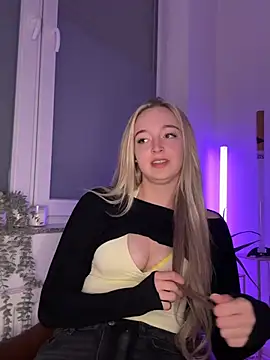 Snapshot of emilypeperoni chatting on April 8, 5:02 pm emilypeperoni online show from April 8, 5:02 pm