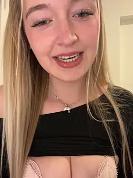 Snapshot of emilypeperoni chatting on April 11, 8:24 pm emilypeperoni online show from April 11, 8:24 pm