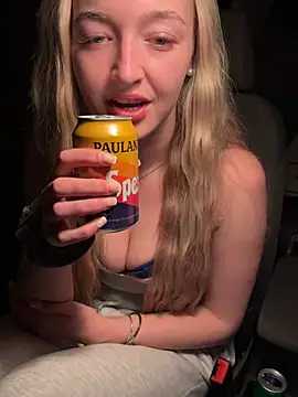 Snapshot of emilypeperoni chatting on April 19, 9:17 pm emilypeperoni online show from April 19, 9:17 pm
