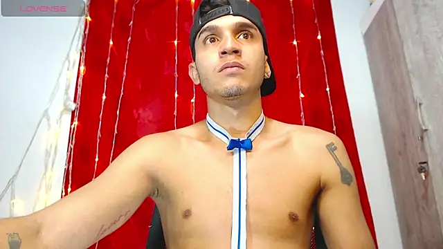 Snapshot of Angel_latinboy chatting on February 12, 1:39 pm Angel latinboy online show from February 12, 1:39 pm