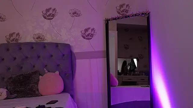 Snapshot of Anya_Sky chatting on December 19, 5:47 am Anya Sky online show from December 19, 5:47 am