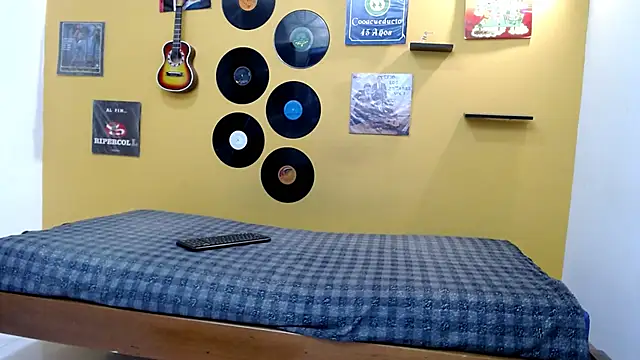 skinnyverus18 online show from February 13, 7:10 pm